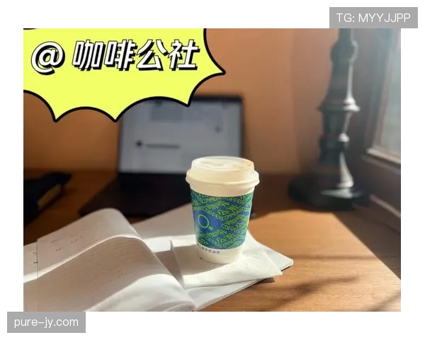 亚历克斯·摩根在家喝蛋白粉的样子，像极了我闺蜜打卡网红咖啡