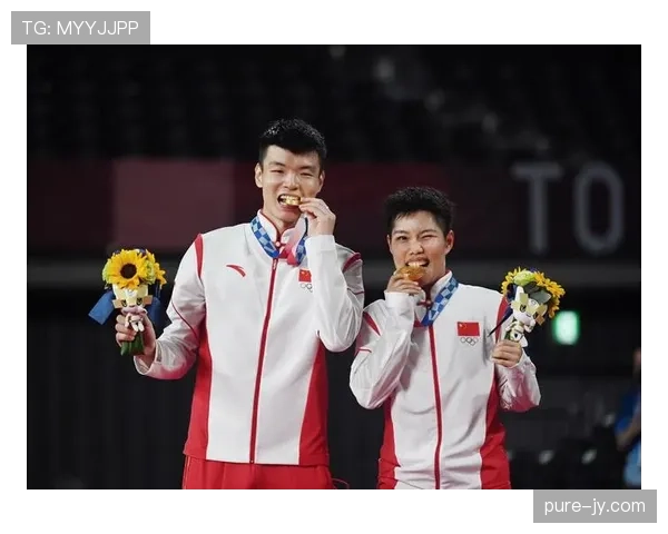 黄东萍训练完直接瘫在场边啃香蕉,这自律和松弛感也太真实了吧 黄东萍训练完直接瘫在场边啃香蕉,这自律和松弛感也太真实了吧